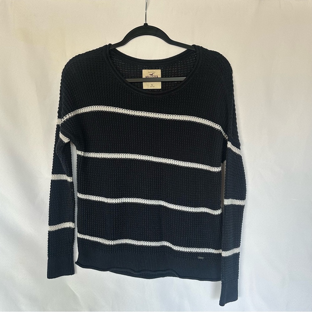 Hollister Thick Knit Sweater in Dark Blue and White